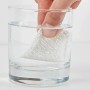 fischer Bohrloch Retter: Reparaturvlies wird in Wasser getaucht.
