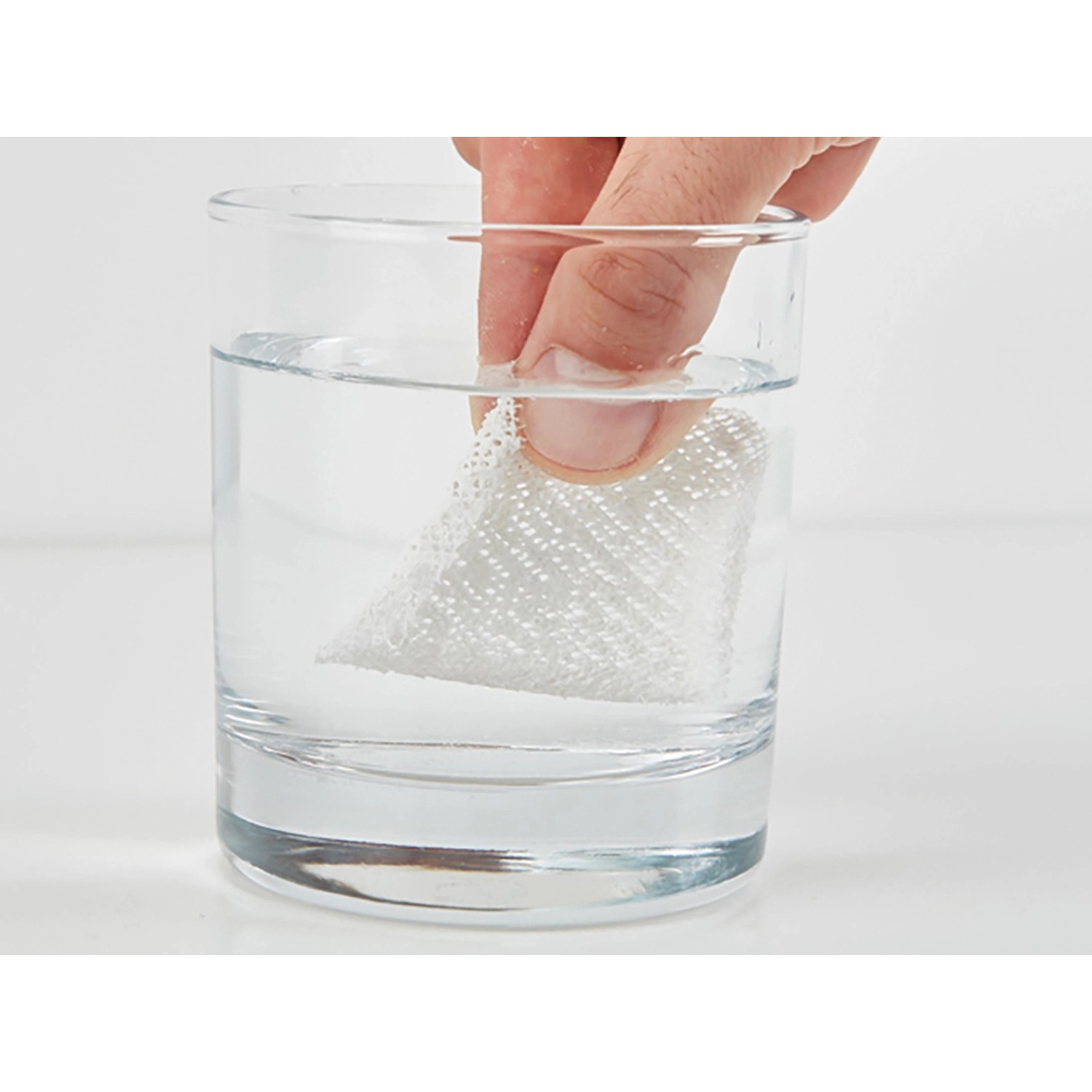 fischer Bohrloch Retter: Reparaturvlies wird in Wasser getaucht.