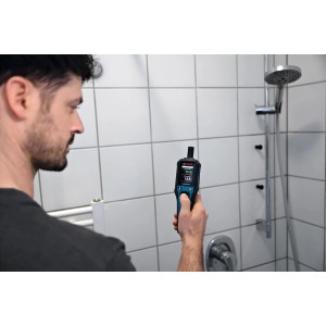 Mann misst Luftfeuchtigkeit mit Bosch Professional Thermo-Hygrometer GDH 1-17 im Badezimmer.