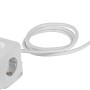 Weißer Steckdosenwürfel mit 4 Steckdosen und 2 USB-Anschlüssen.