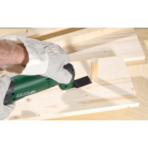 LUX Tauchsägeblatt im Einsatz mit Multitool zum Sägen von Holz.