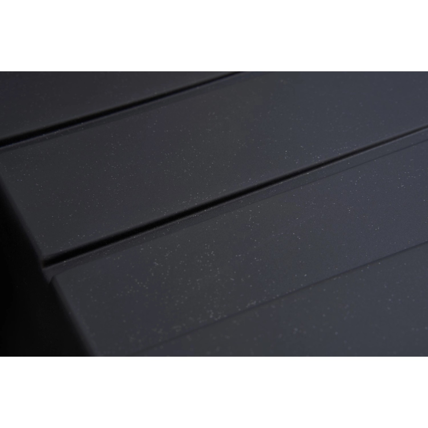 Detailaufnahme der schwarzen Respekta Einbauspüle Mineralite Houston, 100x50 cm.