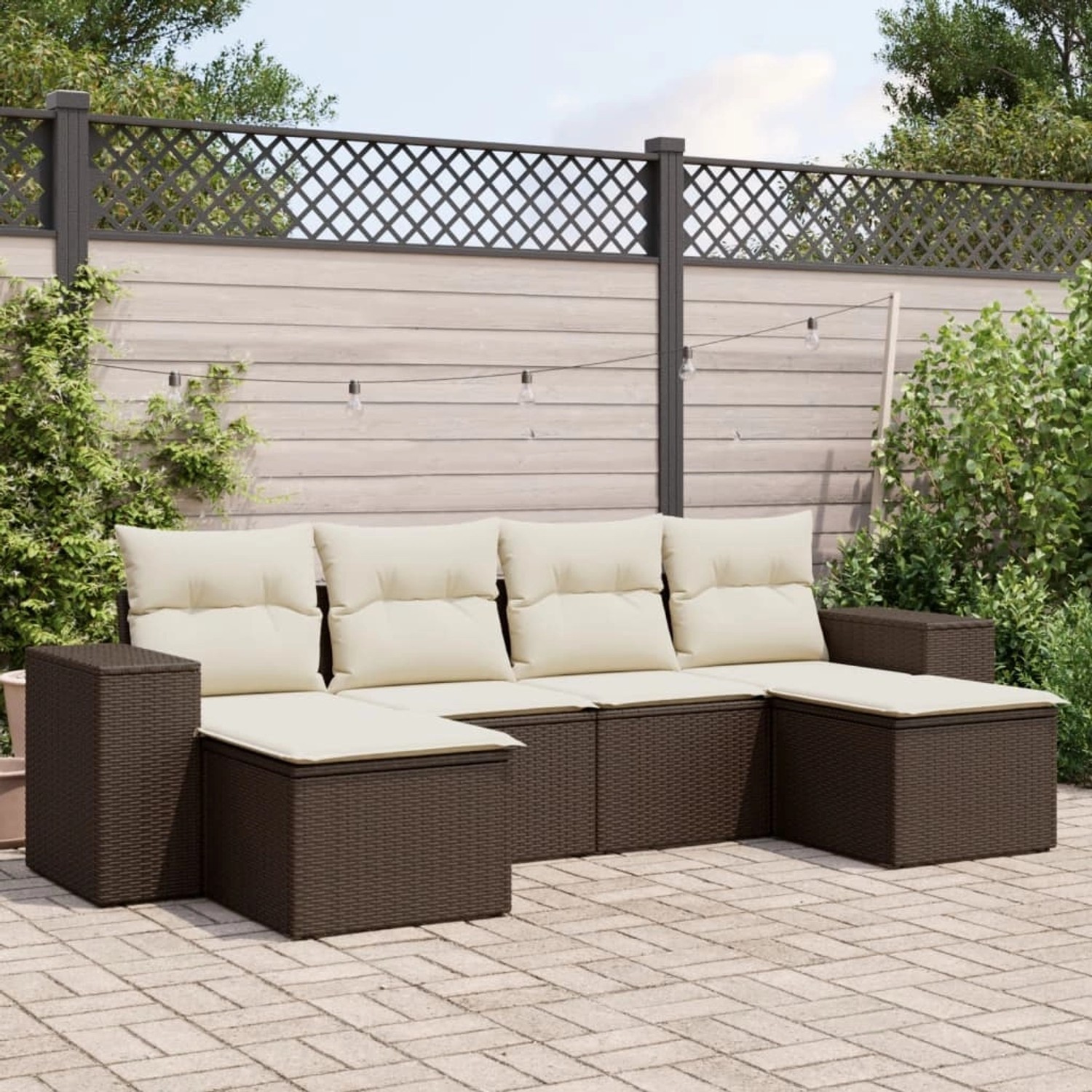 Braune 6-tlg. vidaXL Garten-Sofagarnitur aus Poly Rattan mit cremeweißen Kissen.