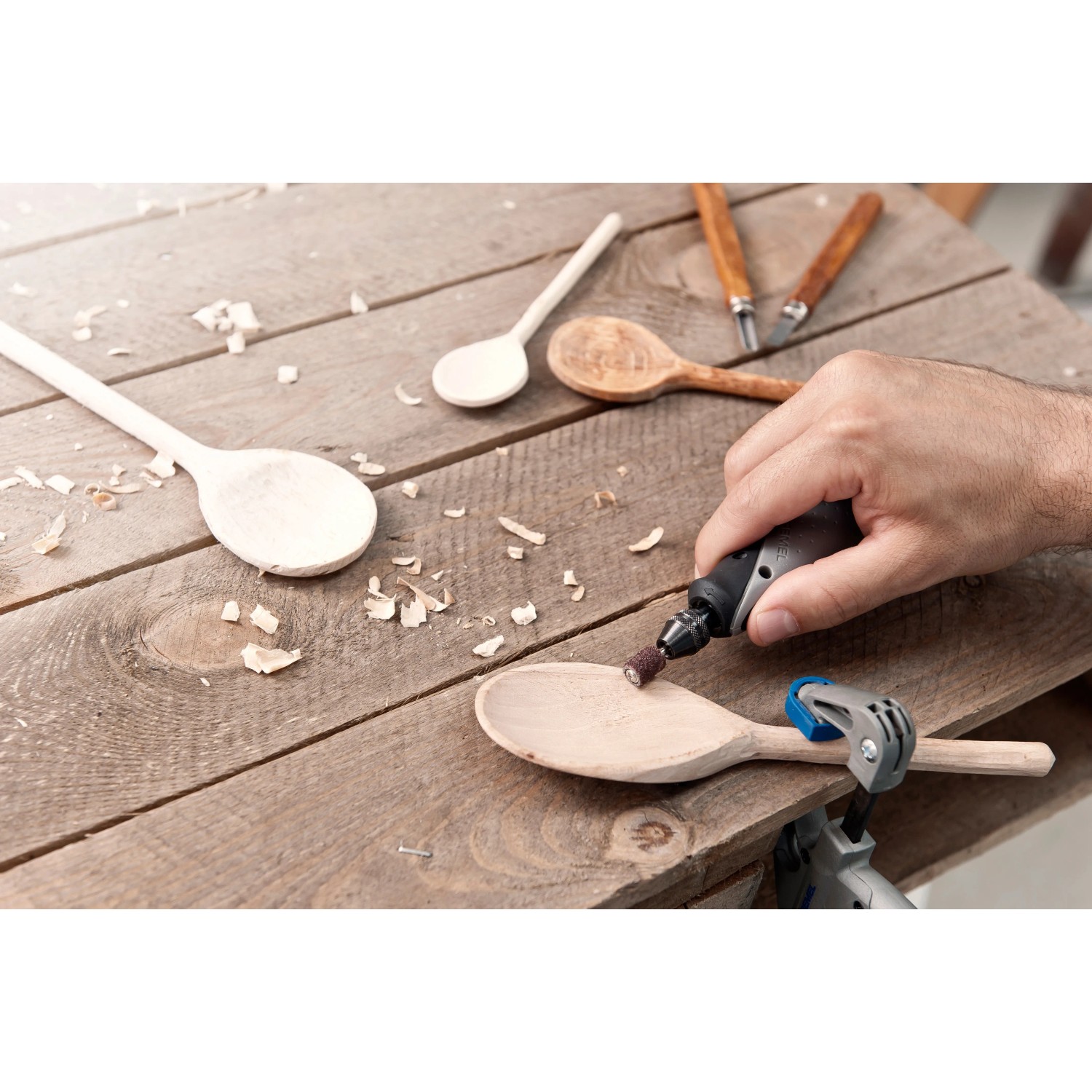 Dremel Stylo+ Multifunktionswerkzeug beim Bearbeiten eines Holzlöffels.