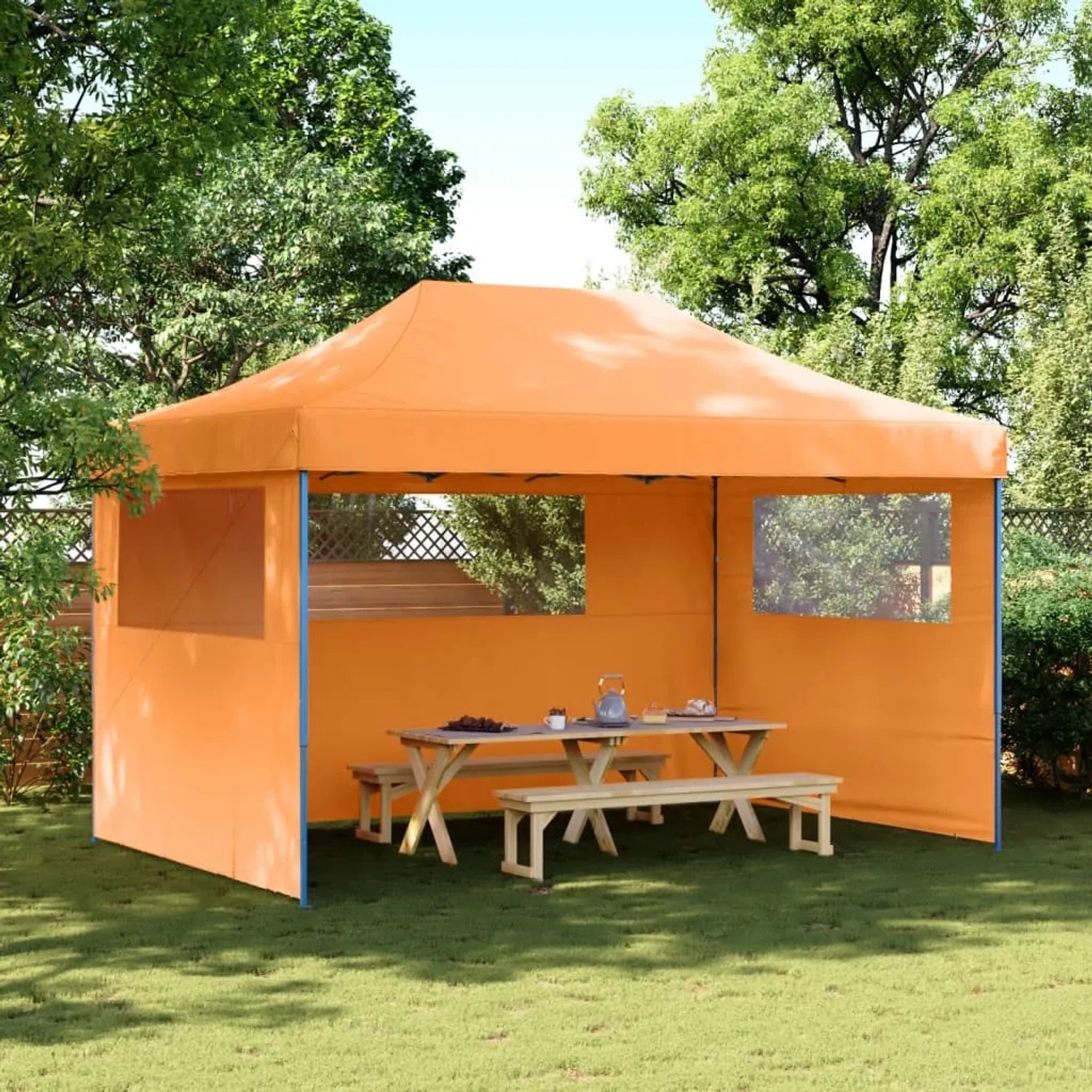 Orangefarbenes Falt-Partyzelt mit 3 Seitenteilen und Fenstern im Garten.