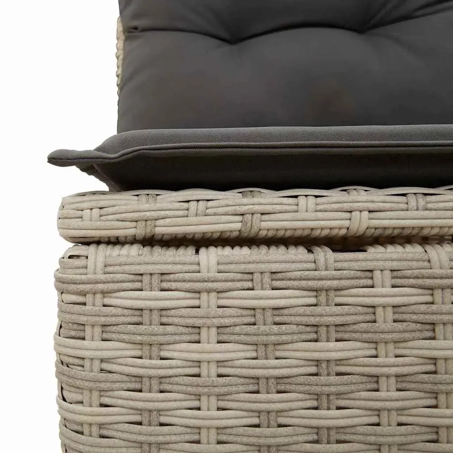 Detailansicht eines hellgrauen Garten-Sofa-Sets aus Poly Rattan mit Kissen.