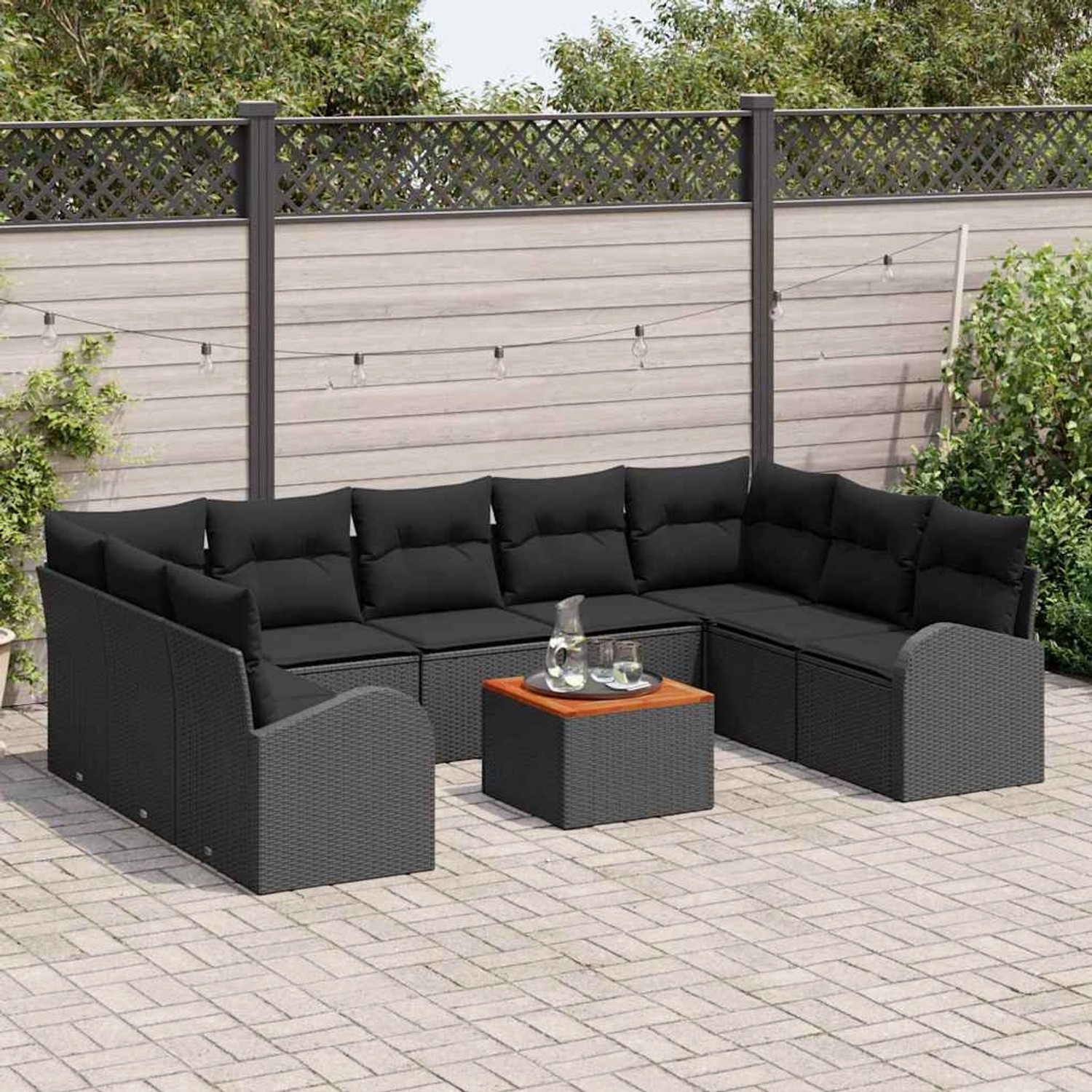 Schwarzes 10-teiliges vidaXL Garten-Sofa-Set aus Polyrattan mit Tisch und Auflagen.