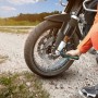 Bosch Pneo Akku-Druckluftpumpe beim Aufpumpen eines Motorradreifens im Einsatz.