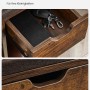 Detailansicht: Vintagebraune Schuhbank mit Schublade für Schlüssel und gepolsterter Sitzfläche.