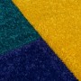 Nahaufnahme des Flair Rugs Kinderteppich Mambo. Geometrische Blöcke in Gelb, Petrol und Dunkelblau. Strapazierfähiger Polypropylen-Teppich.