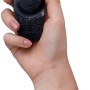 Hand hält Paulmann Plug & Shine Controller mit Fernbedienung für Außenbeleuchtungssysteme.