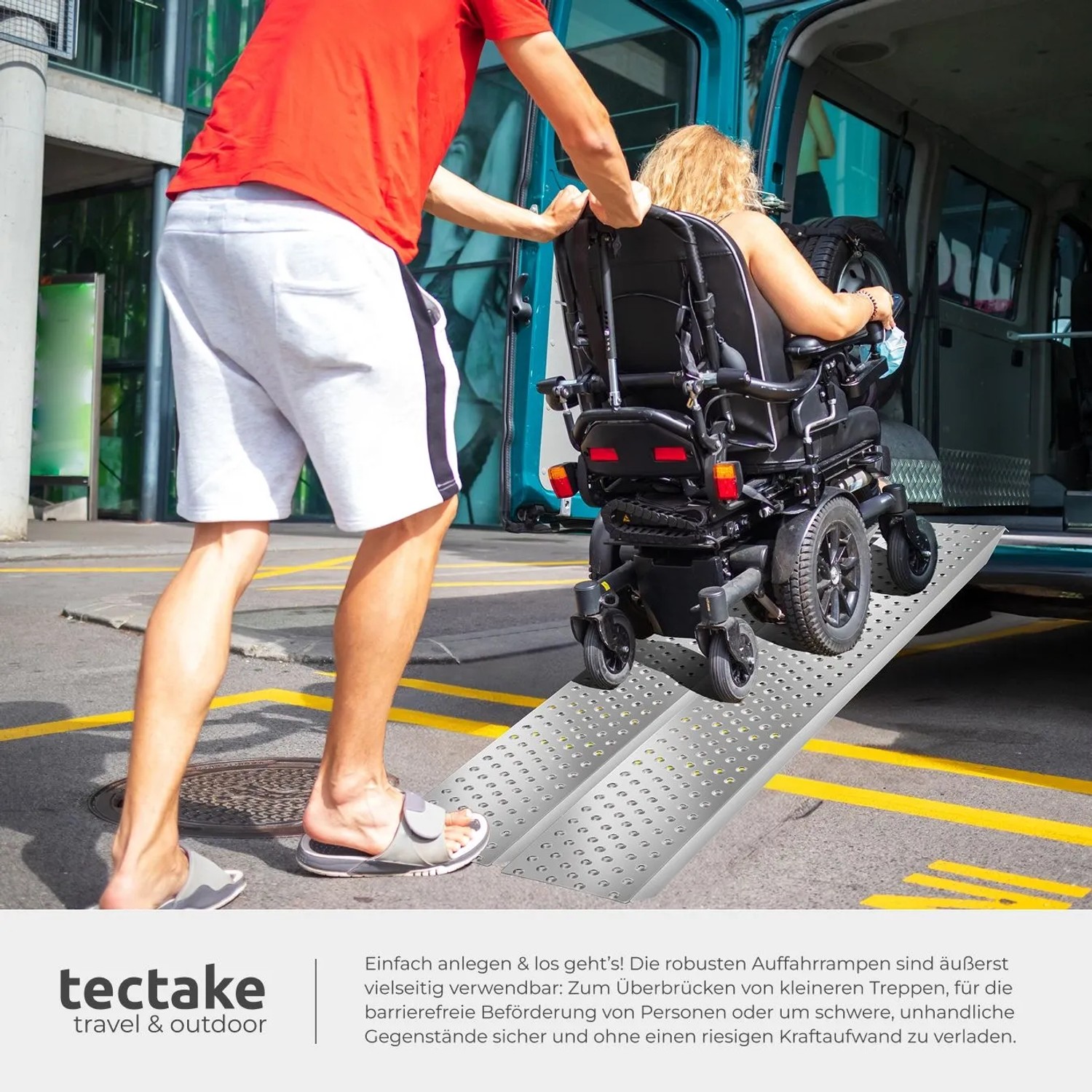 Tectake Auffahrrampen Set: Person im Rollstuhl wird Rampe hochgeschoben.