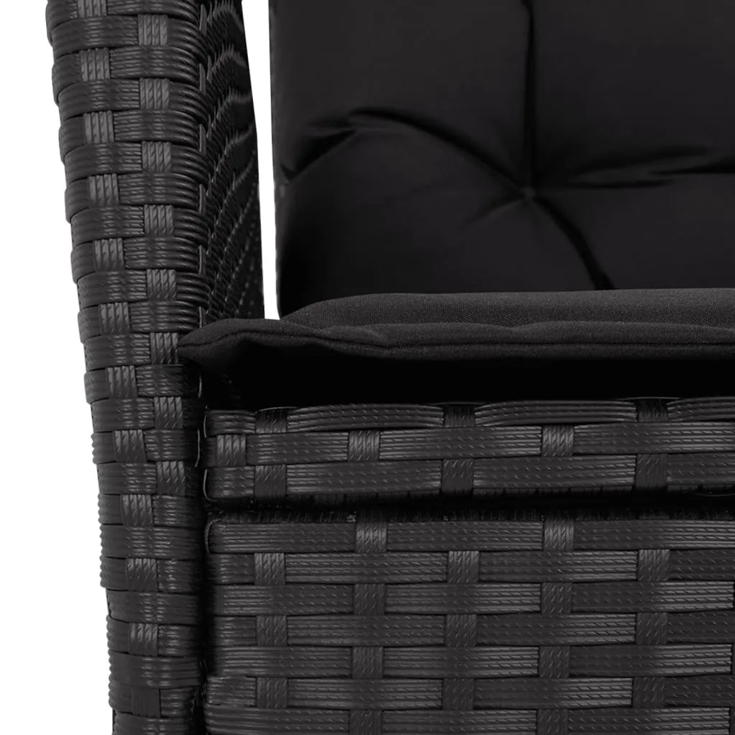 Detailansicht einer schwarzen Garten-Essgruppe aus Rattan mit Kissen. Gartenmöbel für Terrasse und Balkon.
