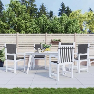 Vier anthrazitfarbene Gartenstuhlauflagen für Niedriglehner auf weißen Gartenstühlen im Außenbereich. Komfortable Sitzkissen.