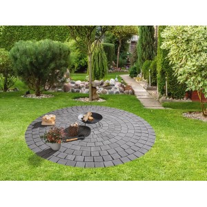 Kreis aus anthrazitfarbenen Casalina Pflastersteinen (Ø 197 cm) im Garten.