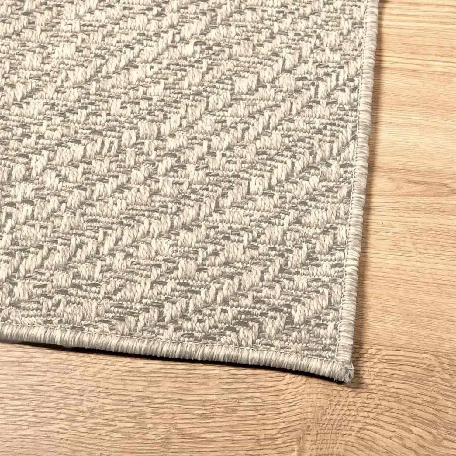 Cremefarbener Outdoor-Teppich ZIZUR in Jute-Optik mit Chevron-Muster für Innen & Außen. Robustes Polypropylen.