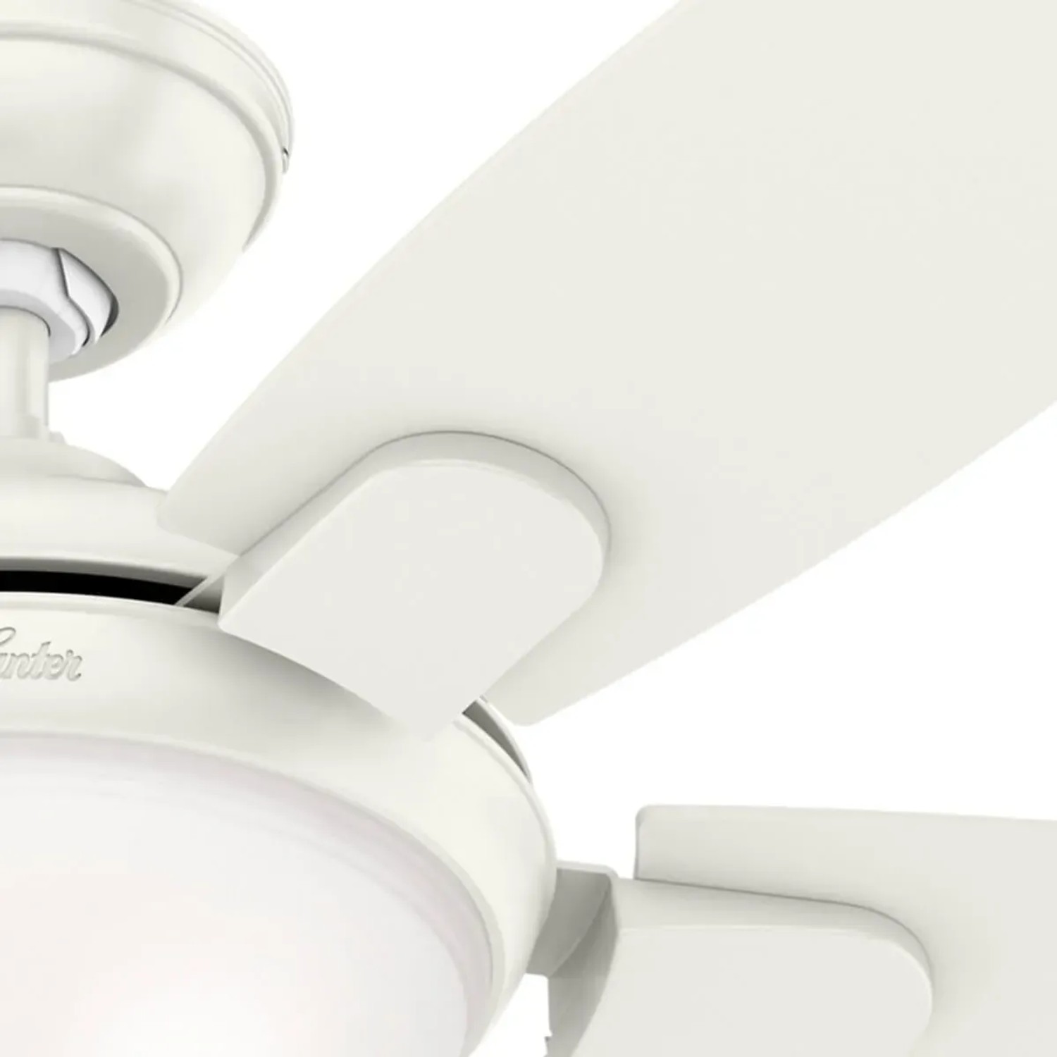 Weißer HUNTER FANS Deckenventilator Contempo 132 cm mit Beleuchtung und Fernbedienung.