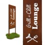 Rostbrauner Gartenstecker aus Eisen mit weißem "Grill + Chill Lounge" Schriftzug und Grillbesteck-Motiv.