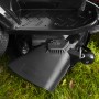 Detailaufnahme Alpina Rasentraktor AT3 98 A: Seitenauswurf und Trittbrett.