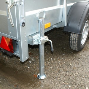 Las Abstellstütze mit Handgriff am PKW Anhänger für sicheren Stand.