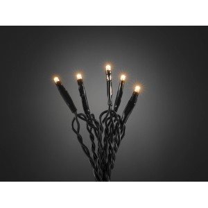 Konstsmide Micro LED Lichterkette mit 50 warmweißen LEDs und grünem Kabel für den Innenbereich.