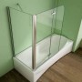 Duschparadies Badewannenaufsatz mit Faltwand und fester Seitenscheibe auf Badewanne.