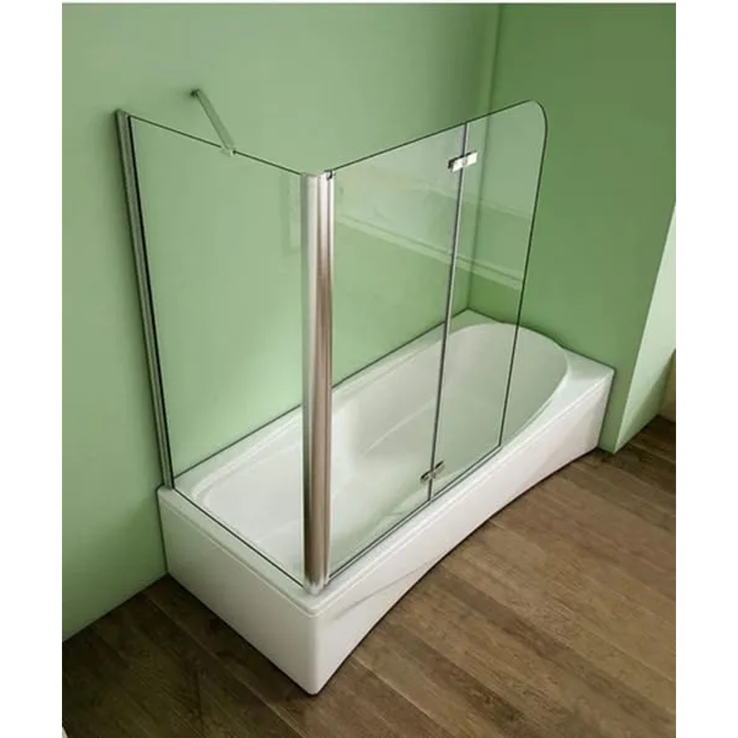 Duschparadies Badewannenaufsatz mit Faltwand und fester Seitenscheibe auf Badewanne.