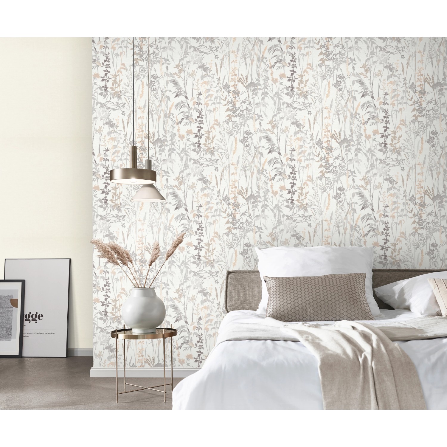 Erismann Vliestapete Casual Chic Blumenwiese Cottage Creme im Schlafzimmer.