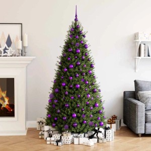 Geschmückter Weihnachtsbaum mit lila Weihnachtskugeln und Geschenken im Wohnzimmer.