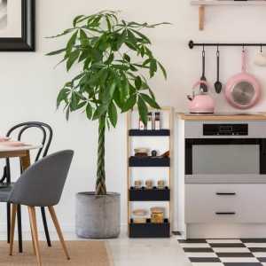 Schmales Relaxdays Badregal aus Bambus mit 4 schwarzen Ablagen, als Küchenregal mit Gewürzen und Gläsern. Modernes Design.