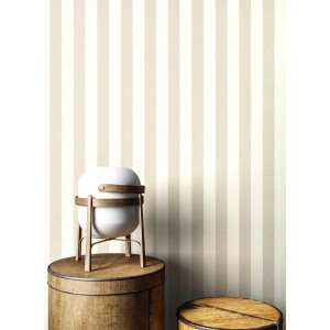 Moderne beige Vliestapete mit vertikalen Streifen an einer Wand. Schafft ein elegantes Raumgefühl.