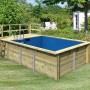 Rechteckiger Karibu Holzpool mit blauer Innenhülle, Terrasse und Leiter im Garten.