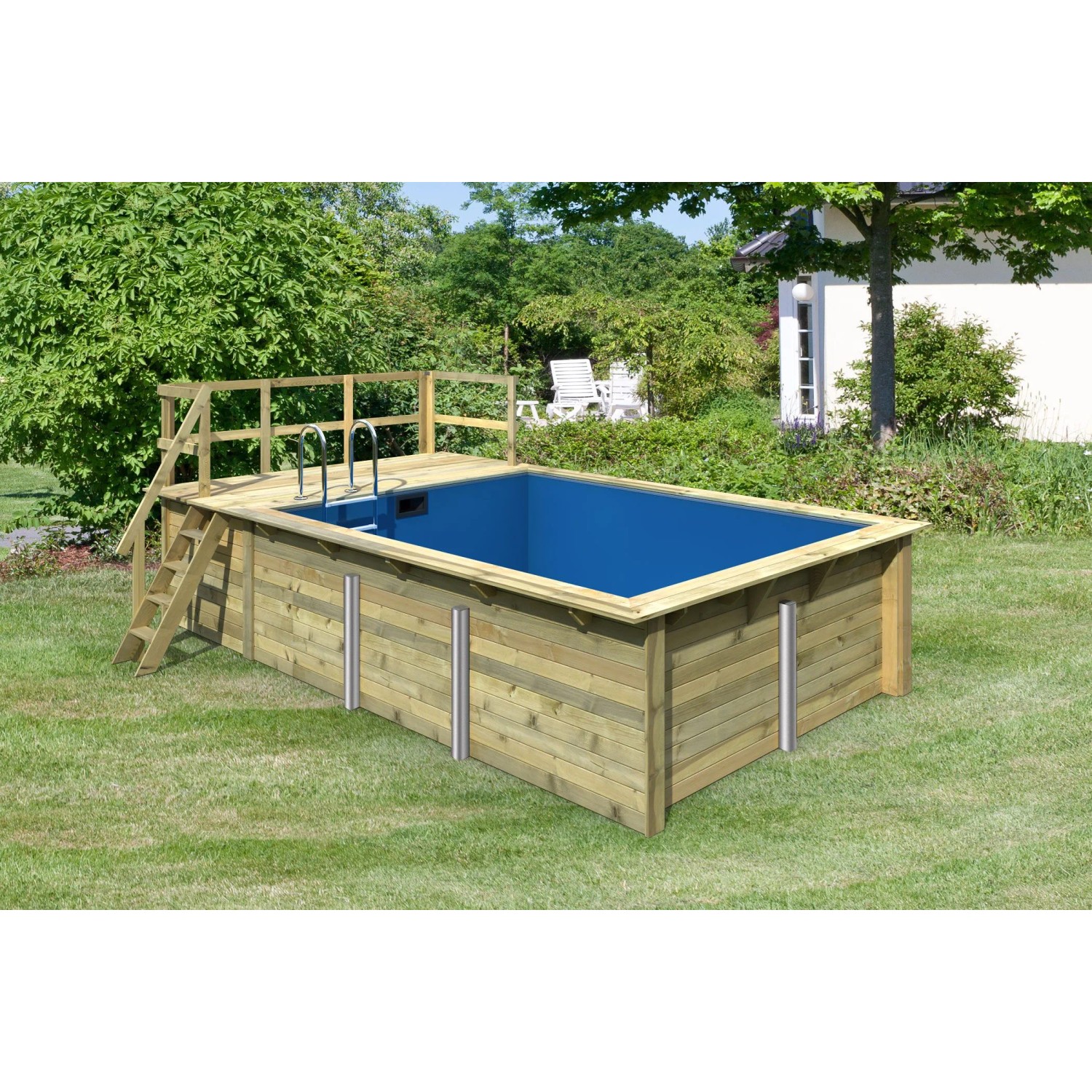 Rechteckiger Karibu Holzpool mit blauer Innenhülle, Terrasse und Leiter im Garten.