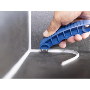 LUX-TOOLS SILI STAR Fugenmesser im Einsatz zum Entfernen von Silikonfugen.