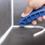 LUX-TOOLS SILI STAR Fugenmesser im Einsatz zum Entfernen von Silikonfugen.