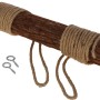 Hühnerschaukel aus Holz mit Seilaufhängung und Schrauben für Geflügelzubehör.