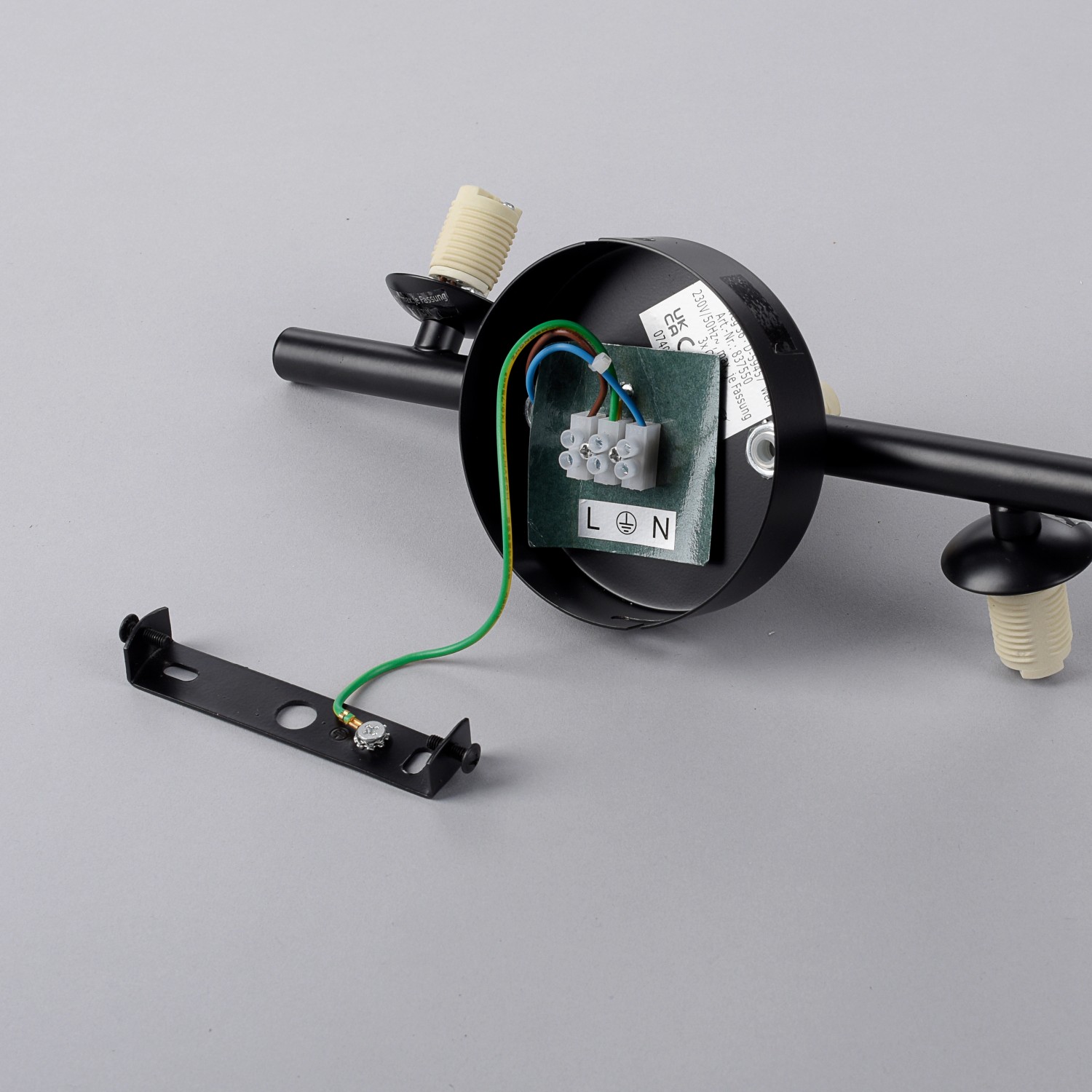 Detailaufnahme der schwarzen Paul Neuhaus Popsicle Wandleuchte (3-flammig) mit Montageelementen.