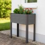 Grau-schwarzes WPC Balkonhochbeet mit Alu-Pfosten, bepflanzt mit Blumen und Kräutern.
