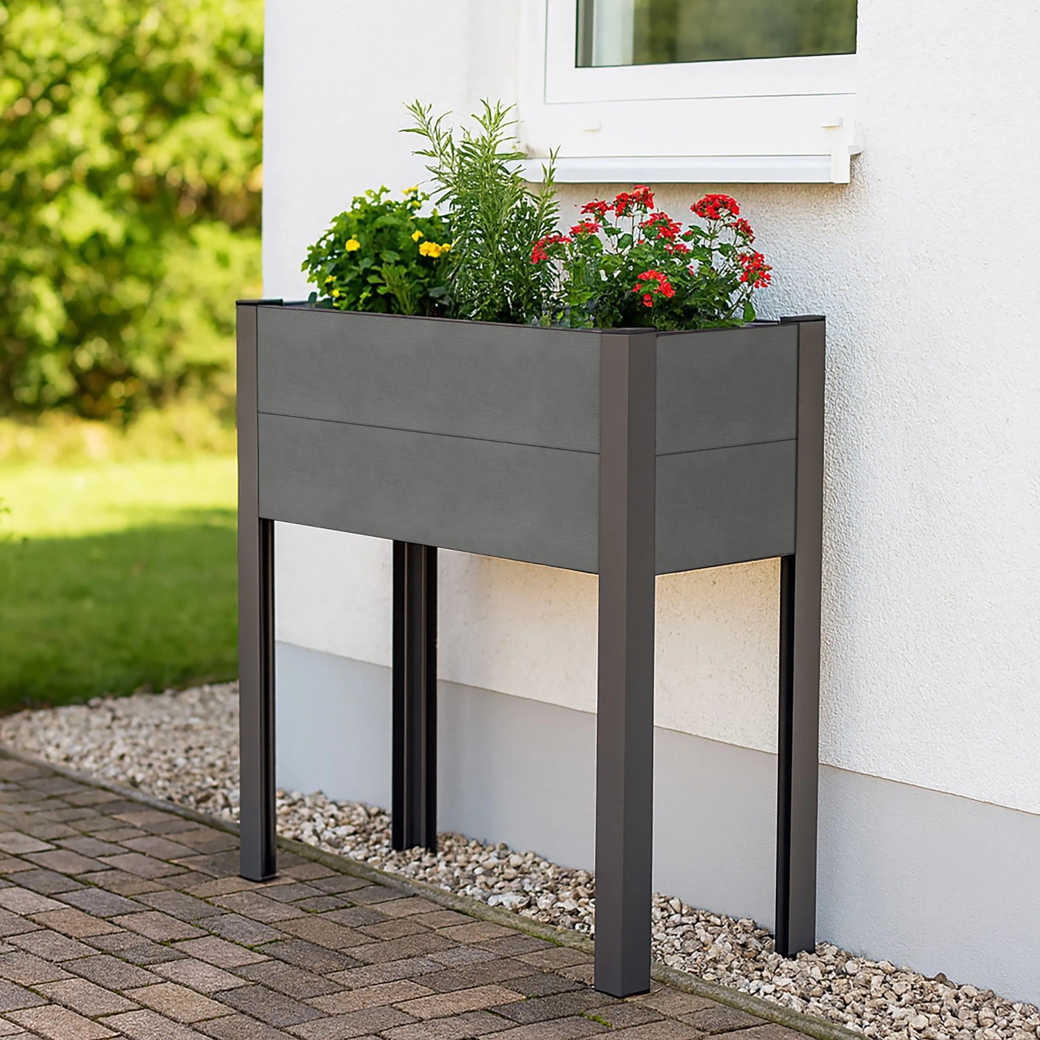 Grau-schwarzes WPC Balkonhochbeet mit Alu-Pfosten, bepflanzt mit Blumen und Kräutern.