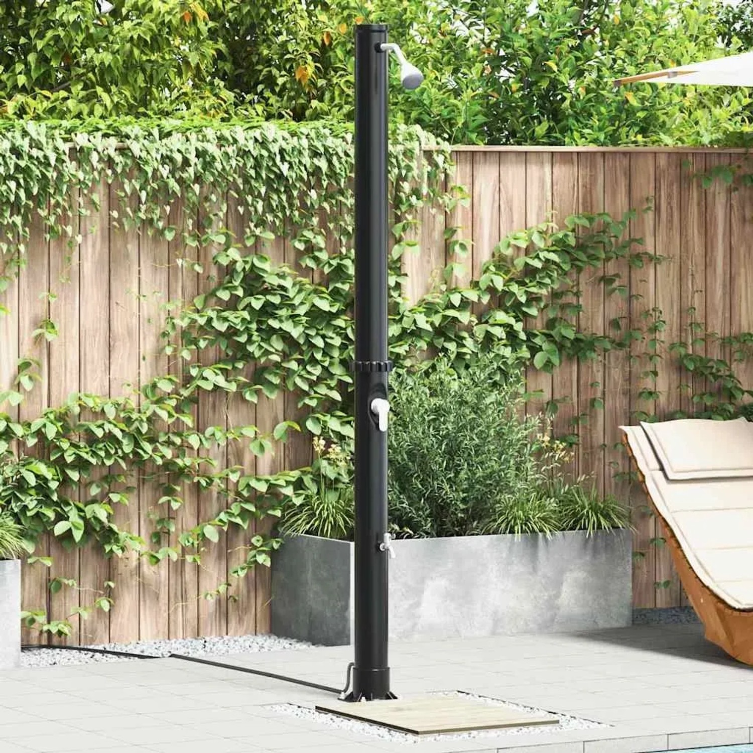 Schwarze vidaXL Solar-Außendusche (Höhe 217 cm) aus PVC und Aluminium im Garten.