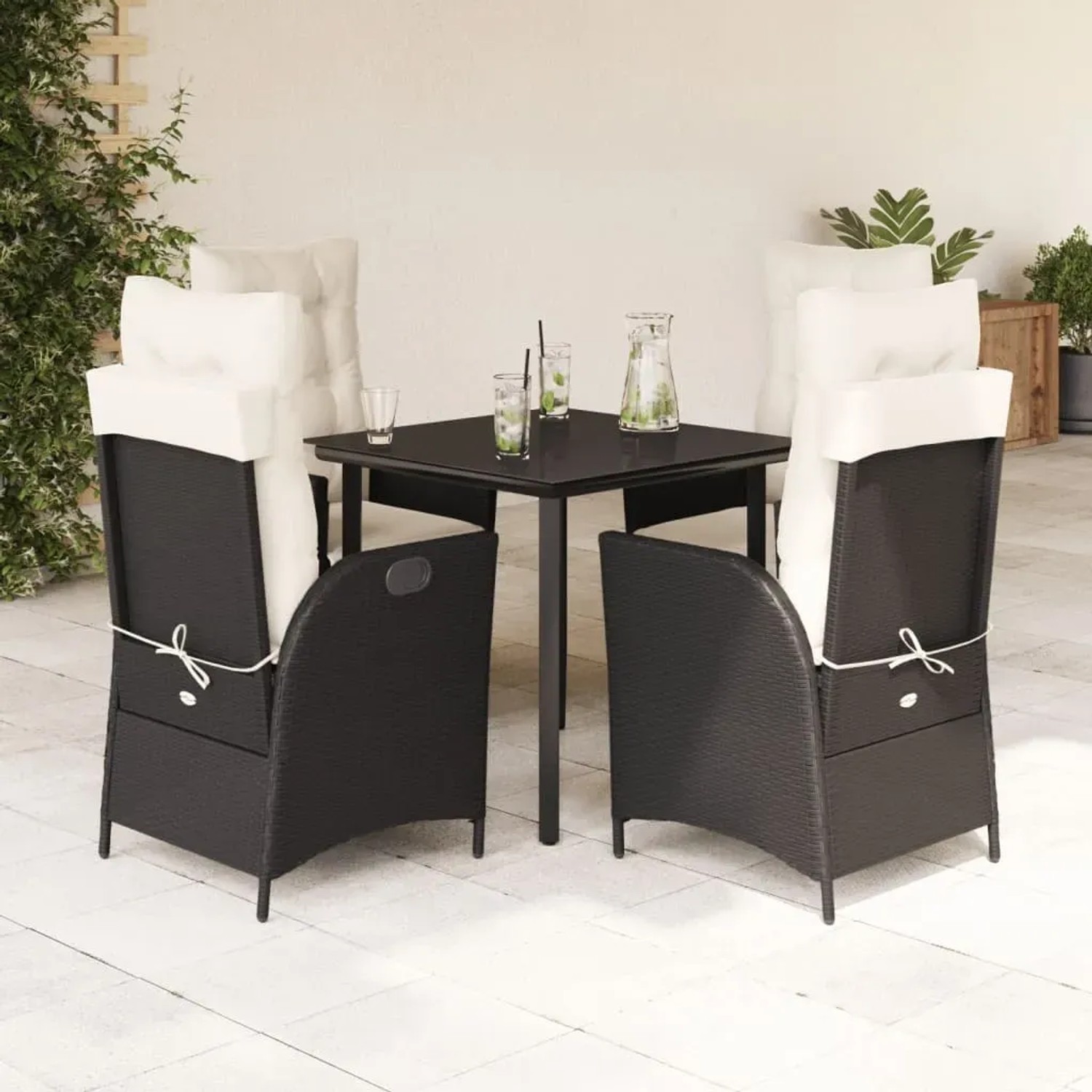 Schwarze 5-tlg. Garten-Essgruppe aus Polyrattan mit cremeweißen Kissen.
