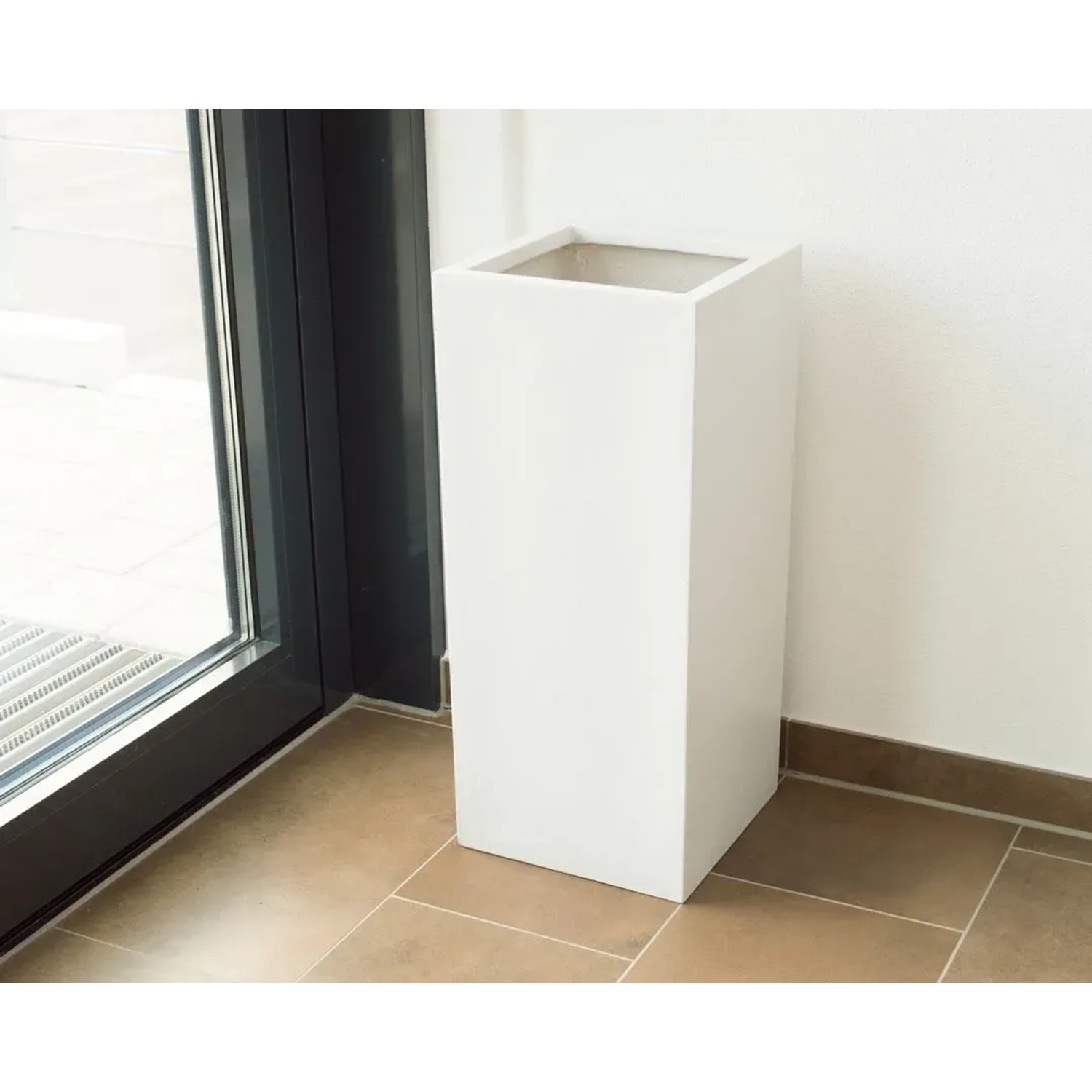 Eleganter, perlmutt-weißer Fiberglas Pflanzkübel Säule, 100cm hoch. Ideal für Innen- und Außenbereich.