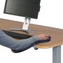 Schwarze MCW Armauflage N76 mit Mauspad an Holzschreibtisch geklemmt. Ergonomische Handgelenkstütze für Bürostühle.