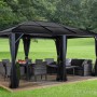 Anthrazitfarbener Sojag Pavillon Meridien 12x16 mit Möbeln und Moskitonetzen im Garten.
