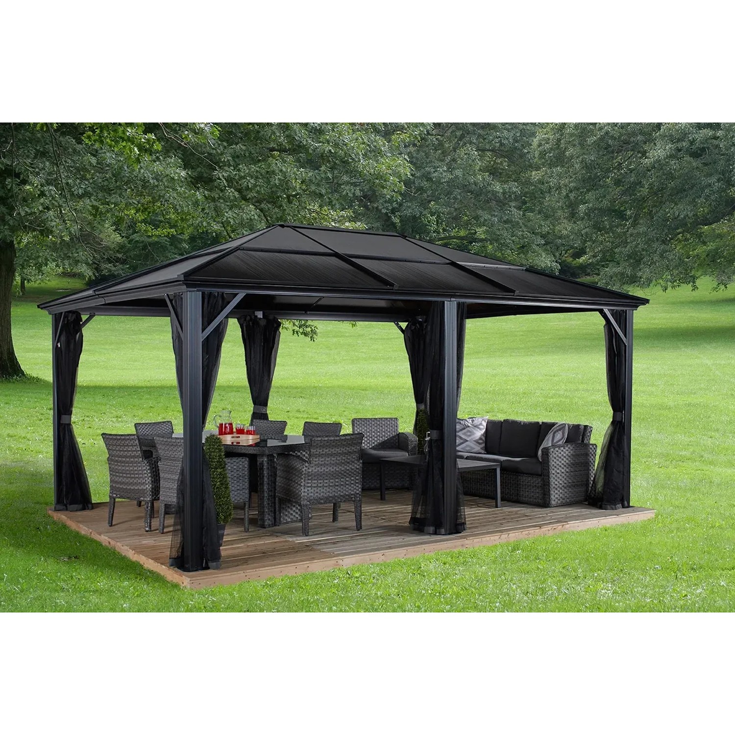 Anthrazitfarbener Sojag Pavillon Meridien 12x16 mit Möbeln und Moskitonetzen im Garten.