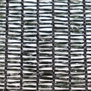 Detailaufnahme des schwarzen Aquagart Schattiernetzes/Sichtschutzes (90g, 2m breit) für Zäune.