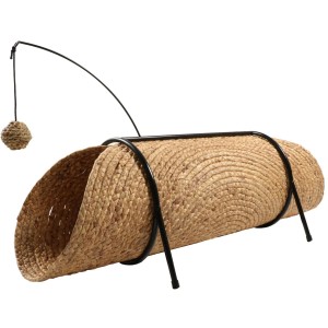 Ebi Katzenspieltunnel Reina aus Wasserhyazinthe mit Spielangel und Ball, befestigt an einem schwarzen Metallgestell.