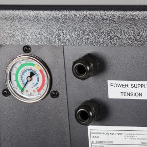 Detailansicht der grauen Gre Full-Inverter-Wärmepumpe (bis 45 m³) mit Manometer und Anschlüssen.