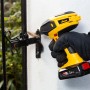 Gelbe Wagner Furno 550 Akku-Heißluftpistole im Einsatz zum Enteisen eines Schlosses.
