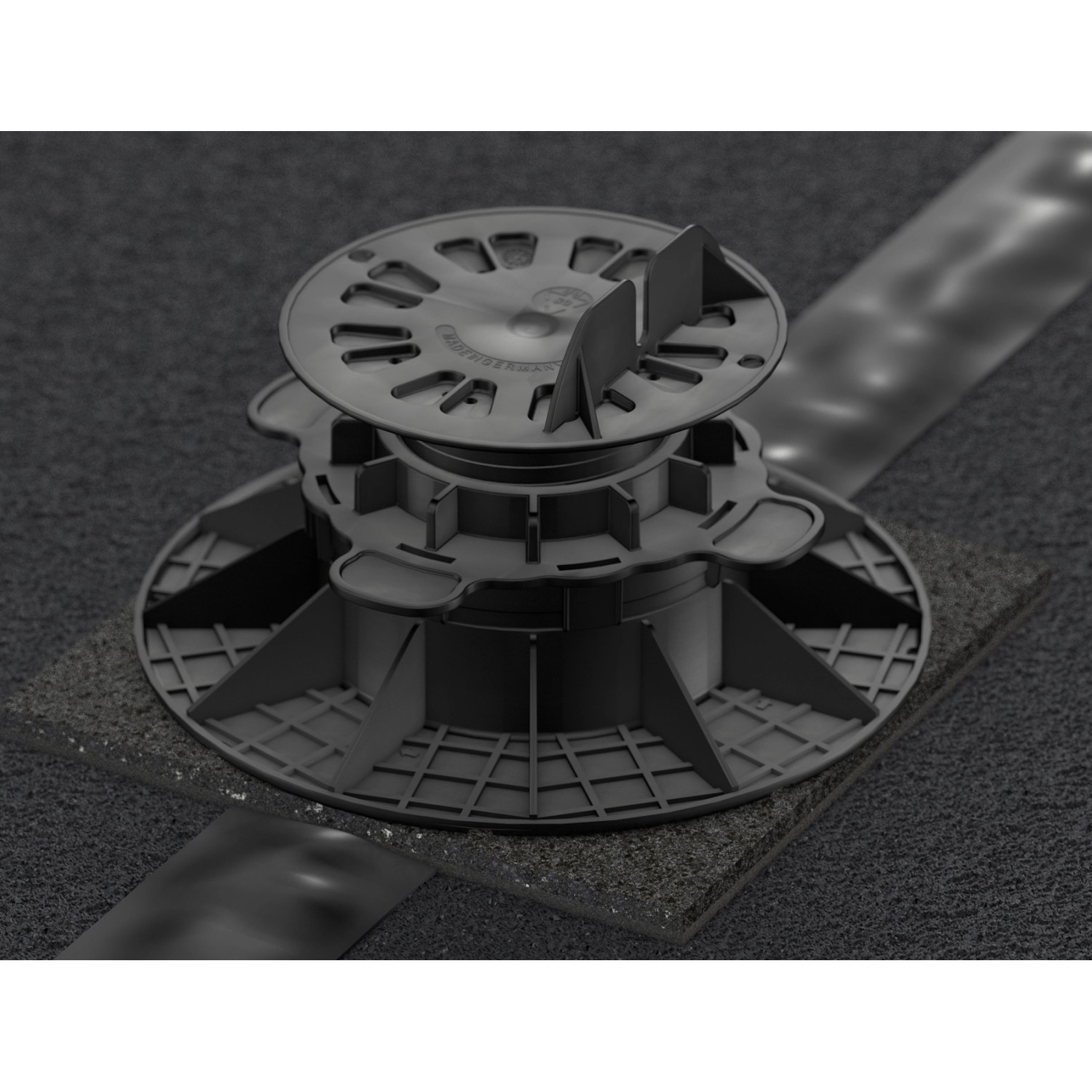 Schwarzes GS Terrassen Weichschaumpad 200x200x10 mm unter einem Terrassenstellfuß zur Dämpfung.